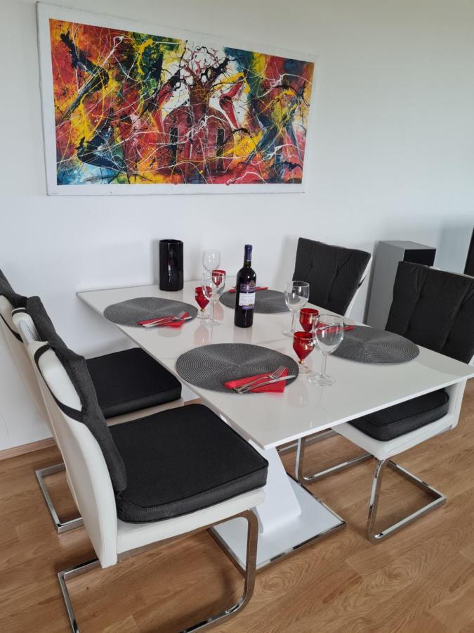 Prostorny 3 Pokojovy Apartman S Dvema Terasami Прага Экстерьер фото